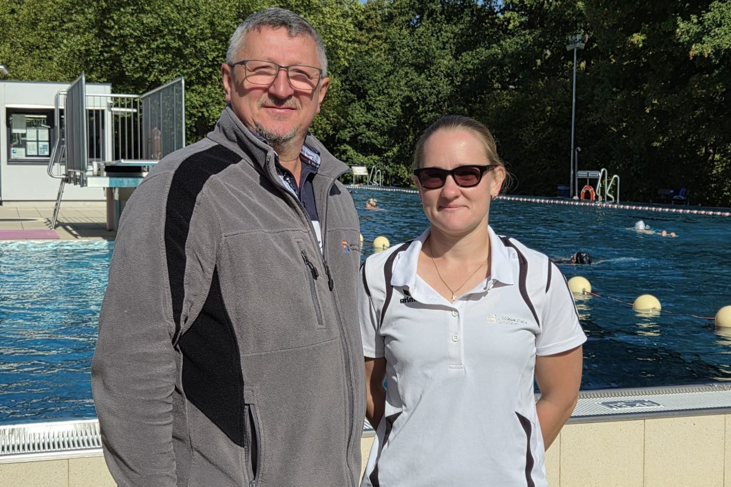 Zwei Badmitarbeiter im Freibad Wilhelmshöhe